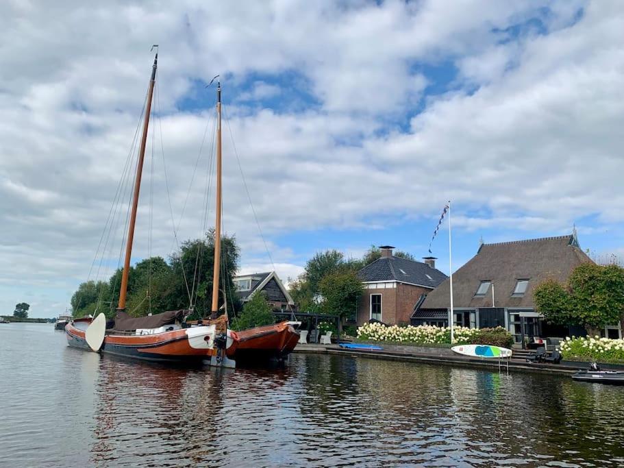 Puur Eastermar - Monumentaal, Authentiek En Luxe Koetshuis Aan Open Vaarwater Met Jacuzzi En Sauna Oostermeer Bagian luar foto