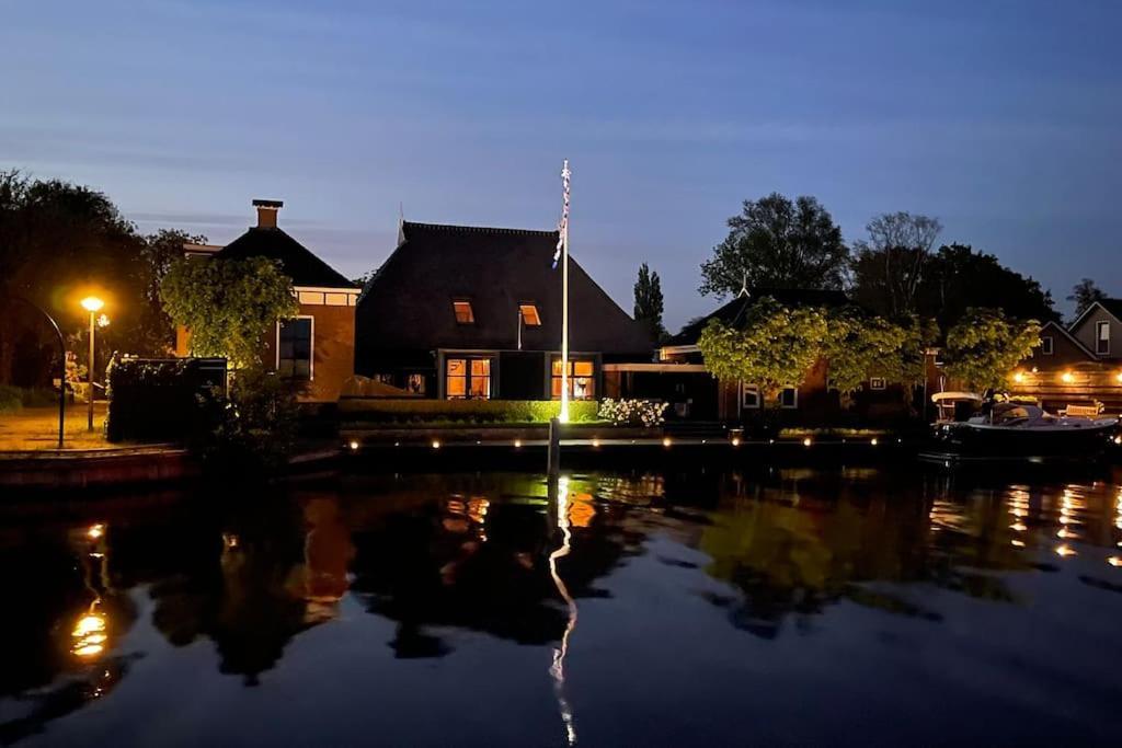 Puur Eastermar - Monumentaal, Authentiek En Luxe Koetshuis Aan Open Vaarwater Met Jacuzzi En Sauna Oostermeer Bagian luar foto