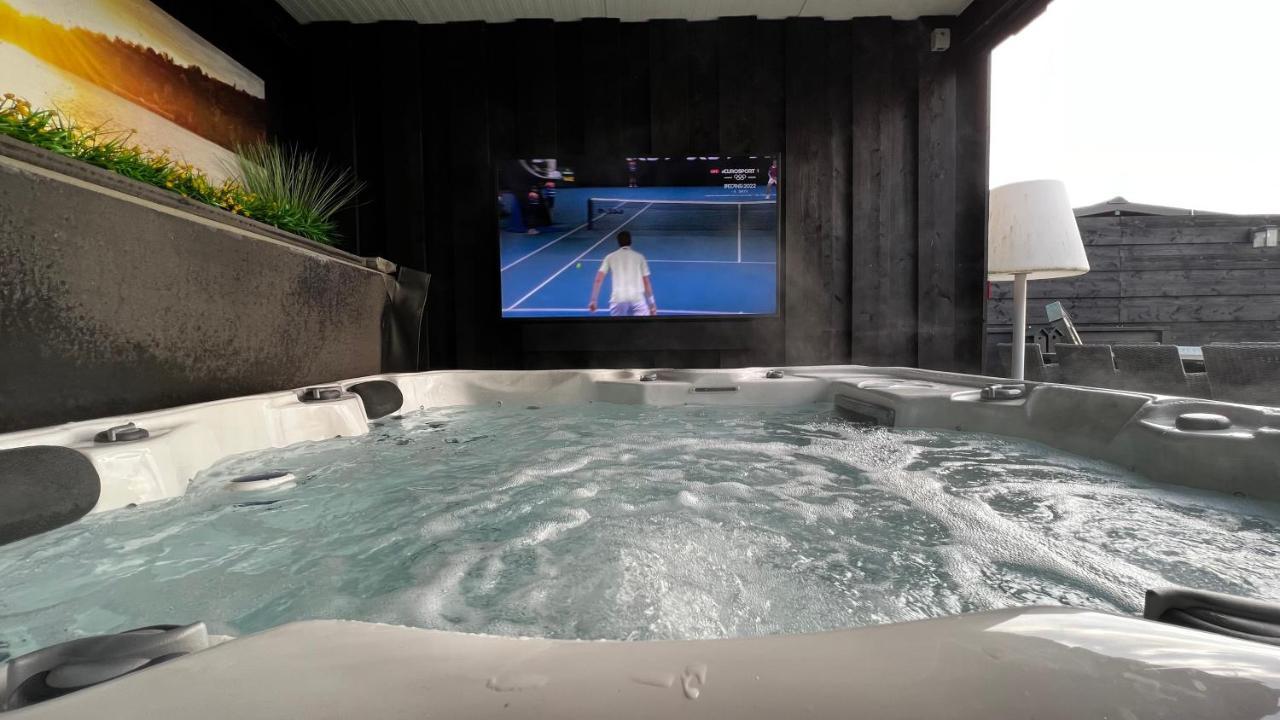 Puur Eastermar - Monumentaal, Authentiek En Luxe Koetshuis Aan Open Vaarwater Met Jacuzzi En Sauna Oostermeer Bagian luar foto