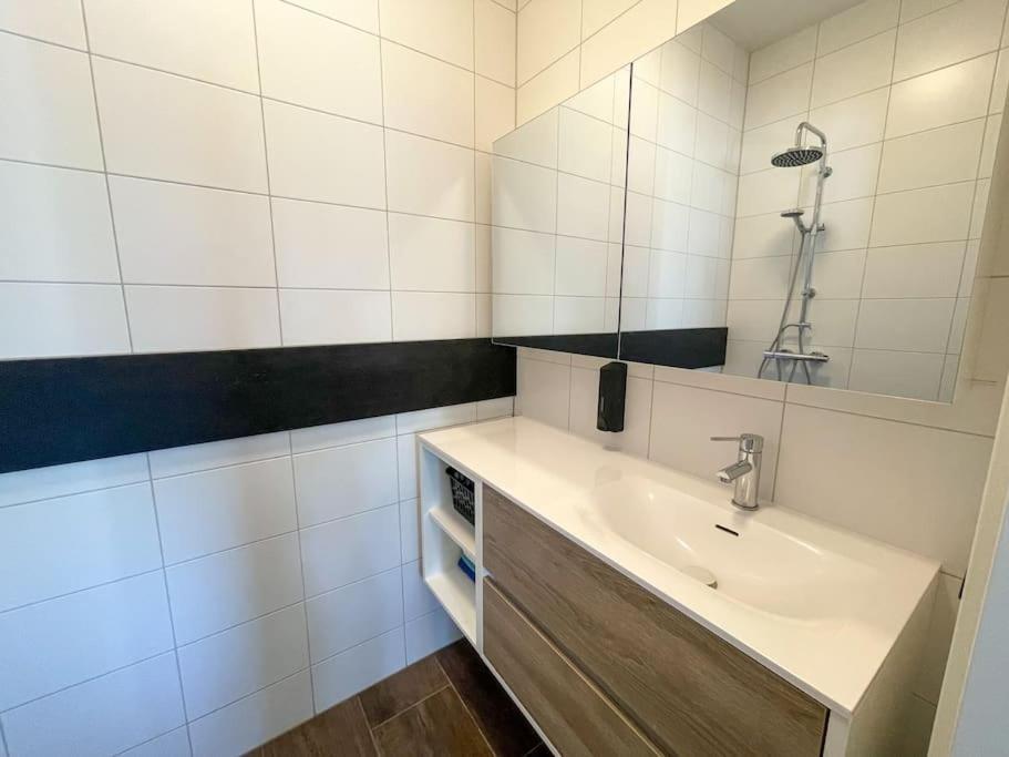 Puur Eastermar - Monumentaal, Authentiek En Luxe Koetshuis Aan Open Vaarwater Met Jacuzzi En Sauna Oostermeer Bagian luar foto