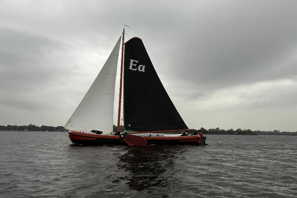 Puur Eastermar - Monumentaal, Authentiek En Luxe Koetshuis Aan Open Vaarwater Met Jacuzzi En Sauna Oostermeer Bagian luar foto