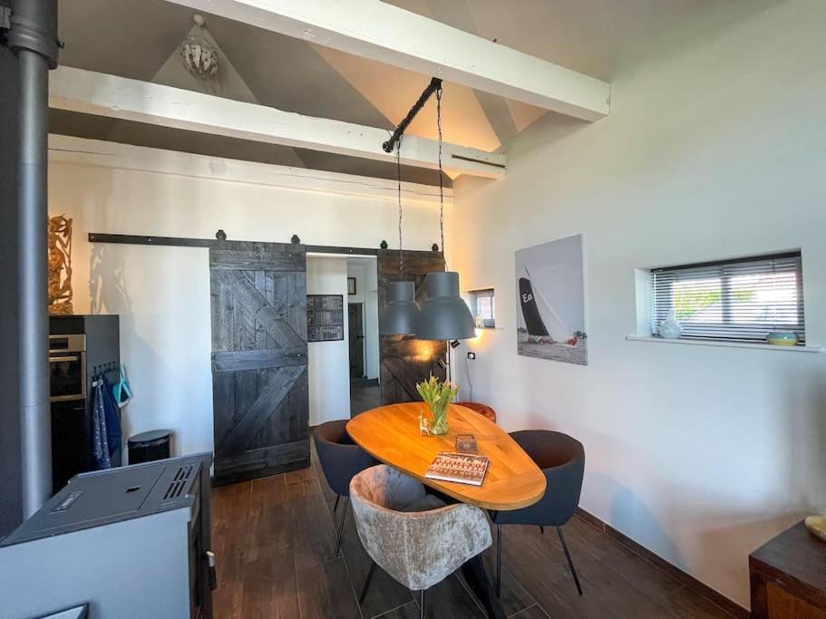Puur Eastermar - Monumentaal, Authentiek En Luxe Koetshuis Aan Open Vaarwater Met Jacuzzi En Sauna Oostermeer Bagian luar foto