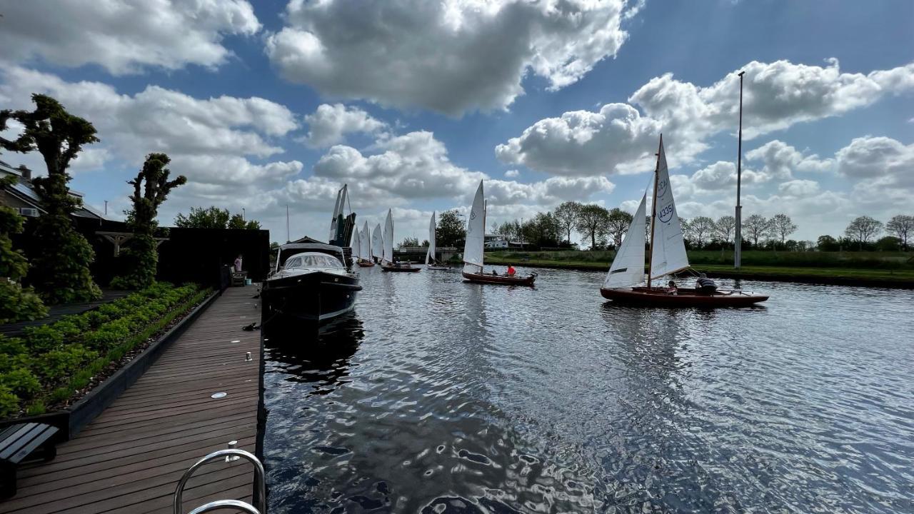 Puur Eastermar - Monumentaal, Authentiek En Luxe Koetshuis Aan Open Vaarwater Met Jacuzzi En Sauna Oostermeer Bagian luar foto