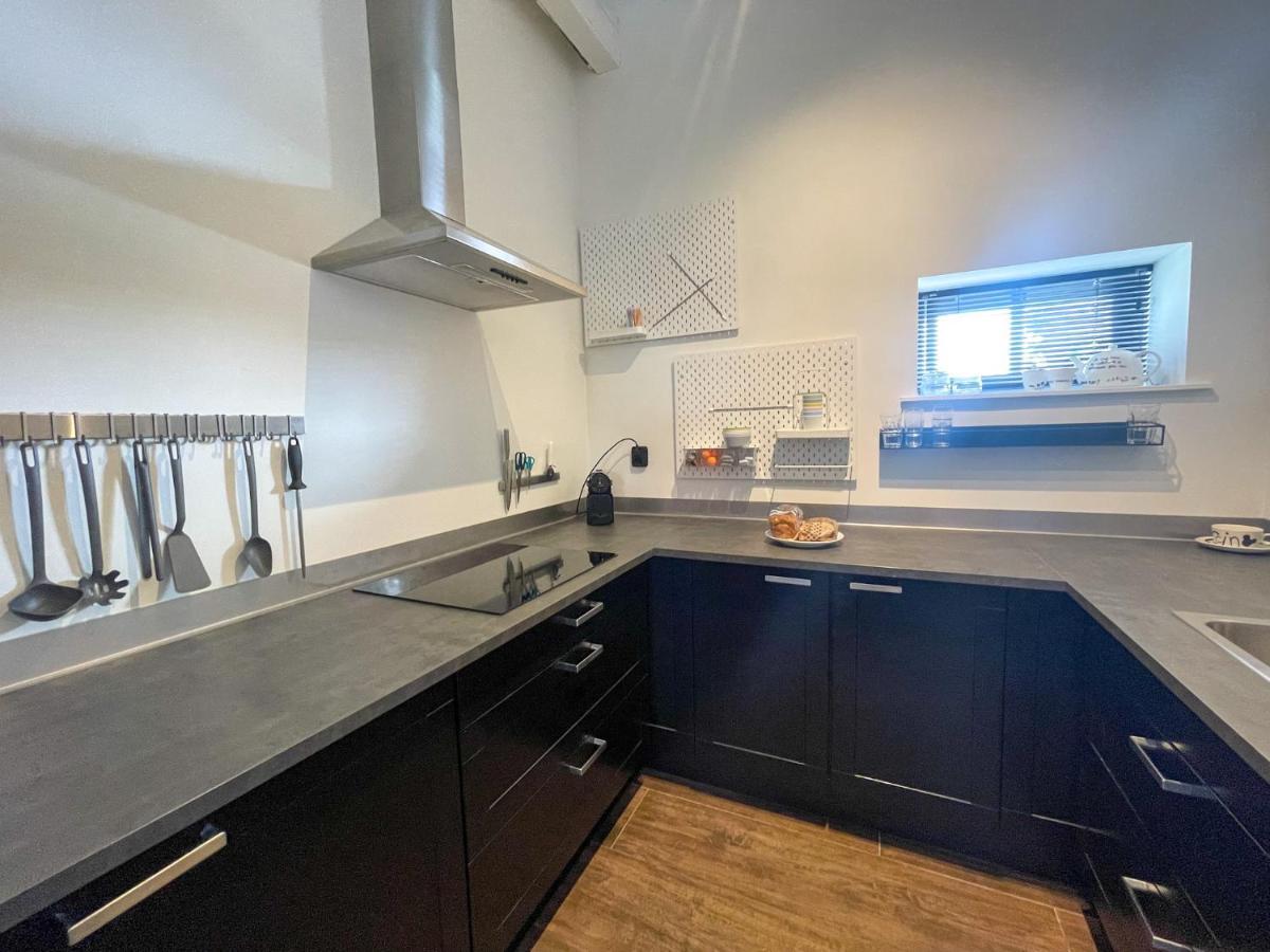 Puur Eastermar - Monumentaal, Authentiek En Luxe Koetshuis Aan Open Vaarwater Met Jacuzzi En Sauna Oostermeer Bagian luar foto