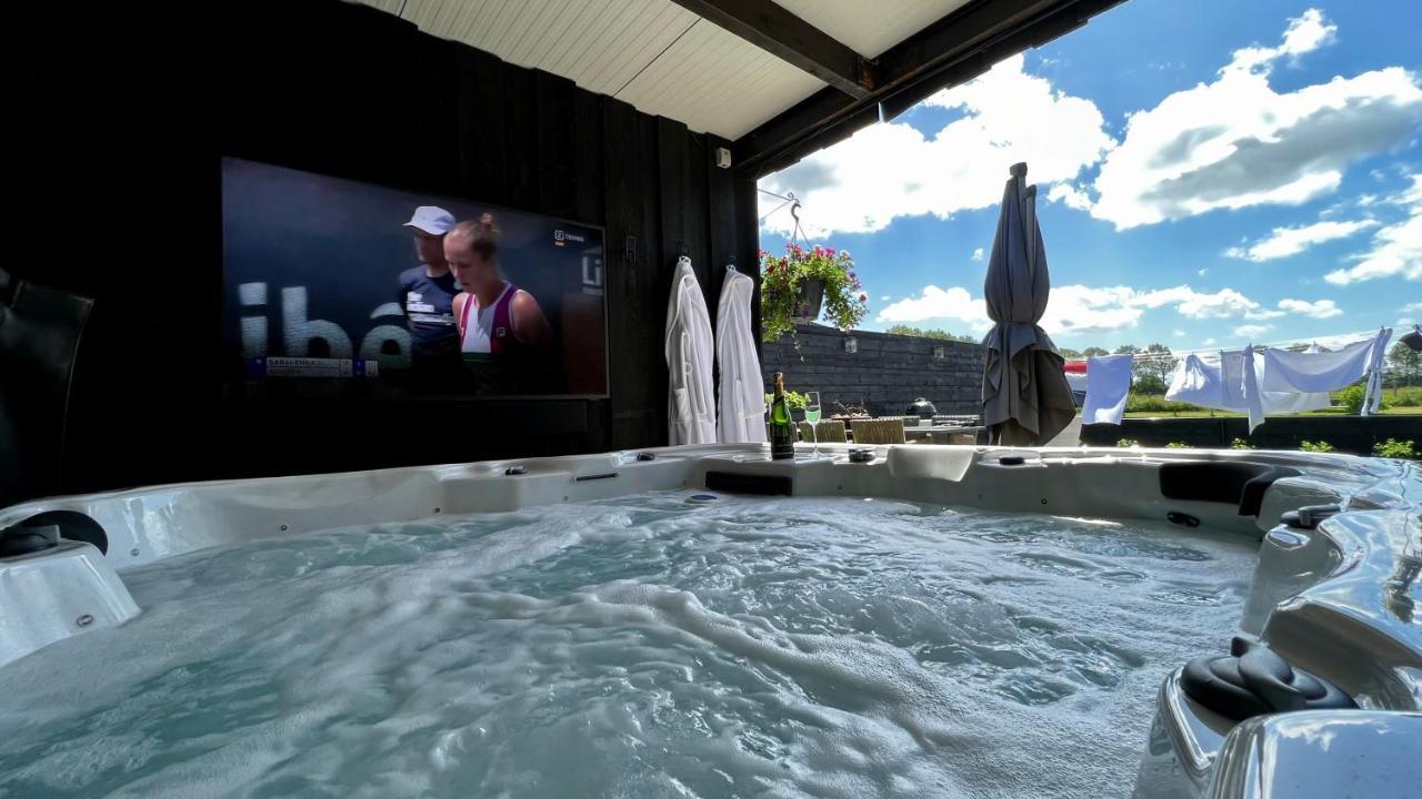 Puur Eastermar - Monumentaal, Authentiek En Luxe Koetshuis Aan Open Vaarwater Met Jacuzzi En Sauna Oostermeer Bagian luar foto