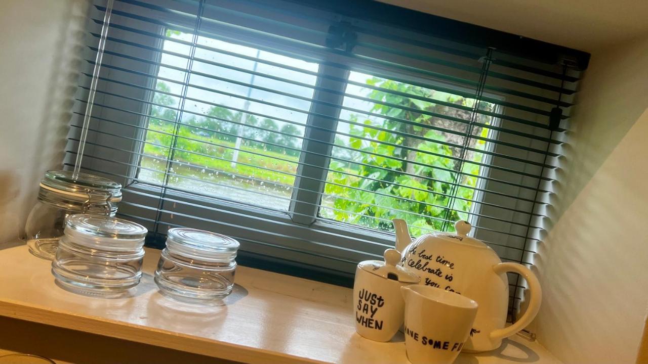 Puur Eastermar - Monumentaal, Authentiek En Luxe Koetshuis Aan Open Vaarwater Met Jacuzzi En Sauna Oostermeer Bagian luar foto