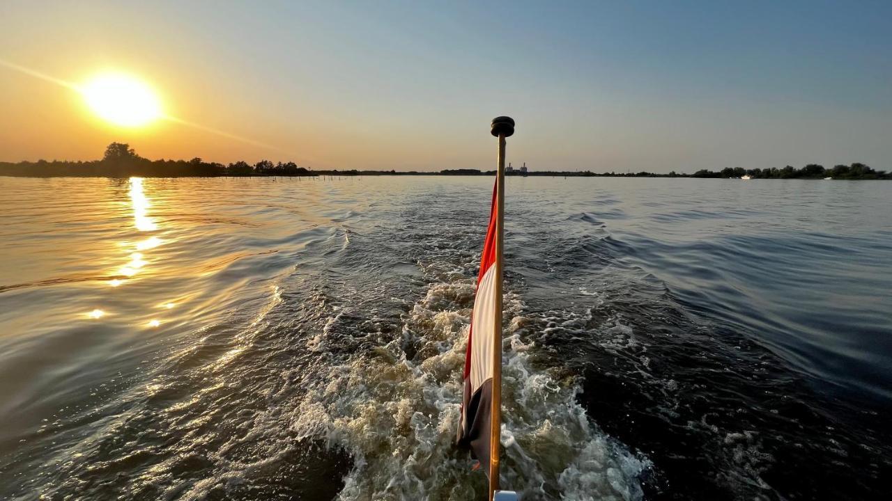 Puur Eastermar - Monumentaal, Authentiek En Luxe Koetshuis Aan Open Vaarwater Met Jacuzzi En Sauna Oostermeer Bagian luar foto