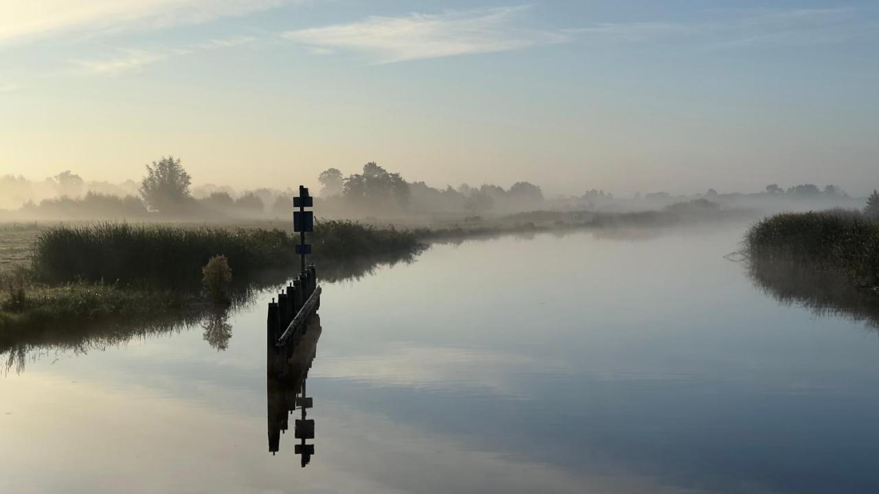 Puur Eastermar - Monumentaal, Authentiek En Luxe Koetshuis Aan Open Vaarwater Met Jacuzzi En Sauna Oostermeer Bagian luar foto