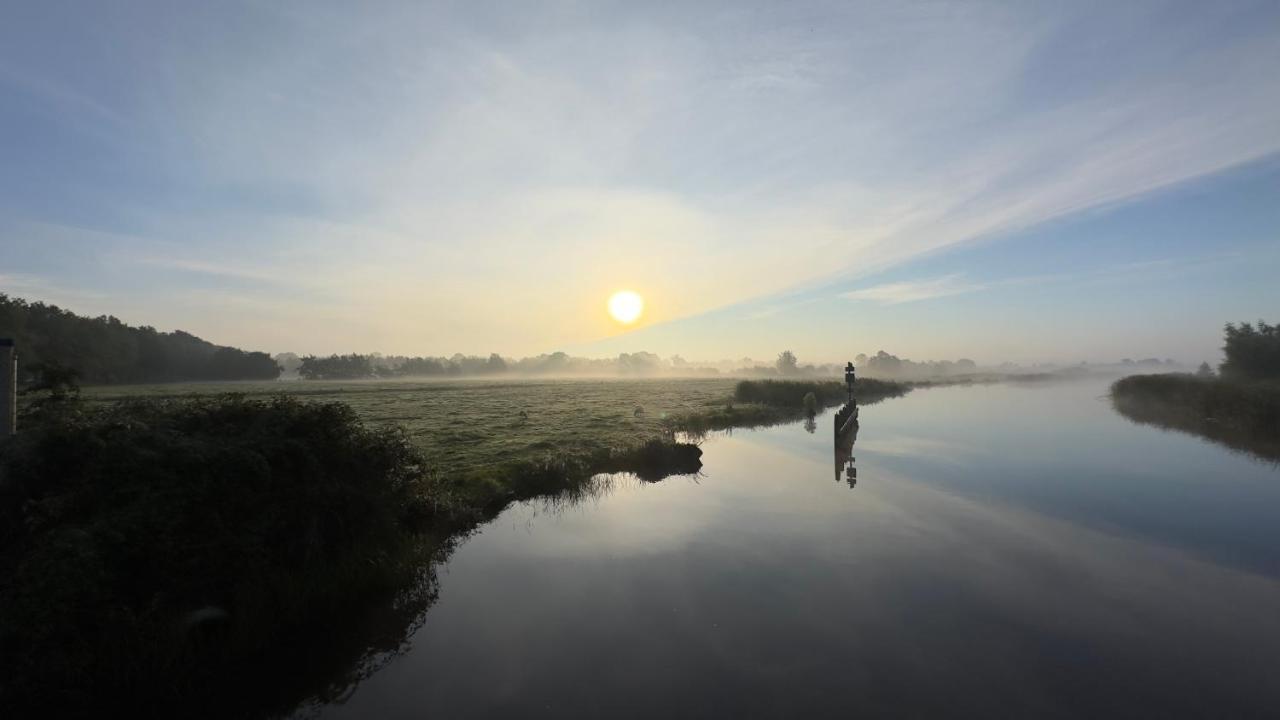 Puur Eastermar - Monumentaal, Authentiek En Luxe Koetshuis Aan Open Vaarwater Met Jacuzzi En Sauna Oostermeer Bagian luar foto