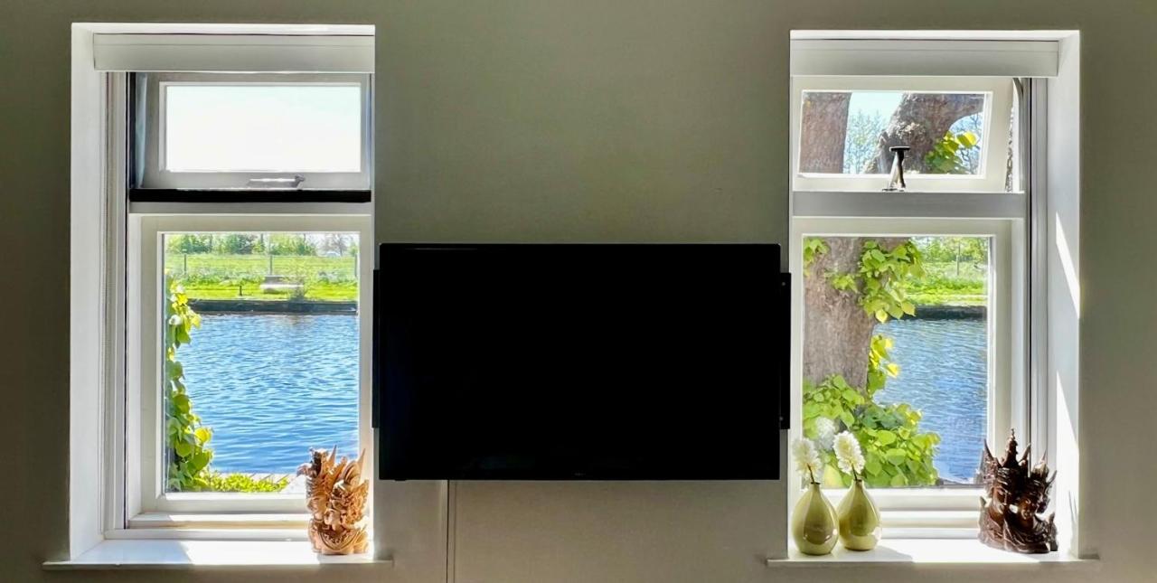 Puur Eastermar - Monumentaal, Authentiek En Luxe Koetshuis Aan Open Vaarwater Met Jacuzzi En Sauna Oostermeer Bagian luar foto