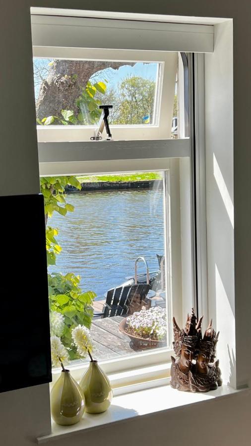 Puur Eastermar - Monumentaal, Authentiek En Luxe Koetshuis Aan Open Vaarwater Met Jacuzzi En Sauna Oostermeer Bagian luar foto