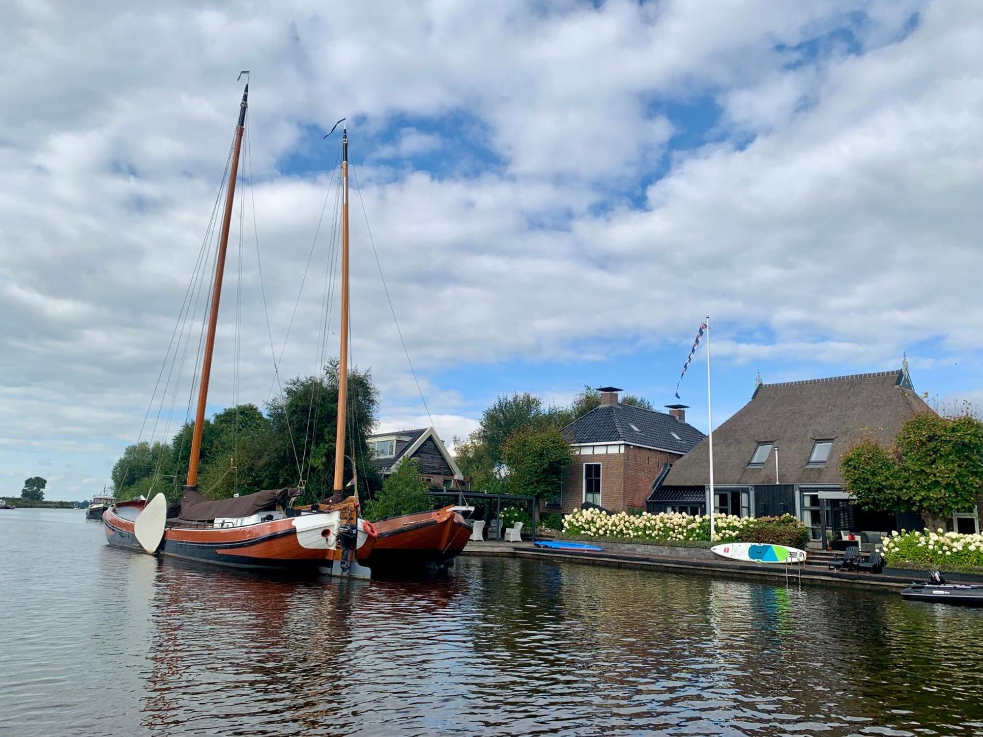 Puur Eastermar - Monumentaal, Authentiek En Luxe Koetshuis Aan Open Vaarwater Met Jacuzzi En Sauna Oostermeer Bagian luar foto