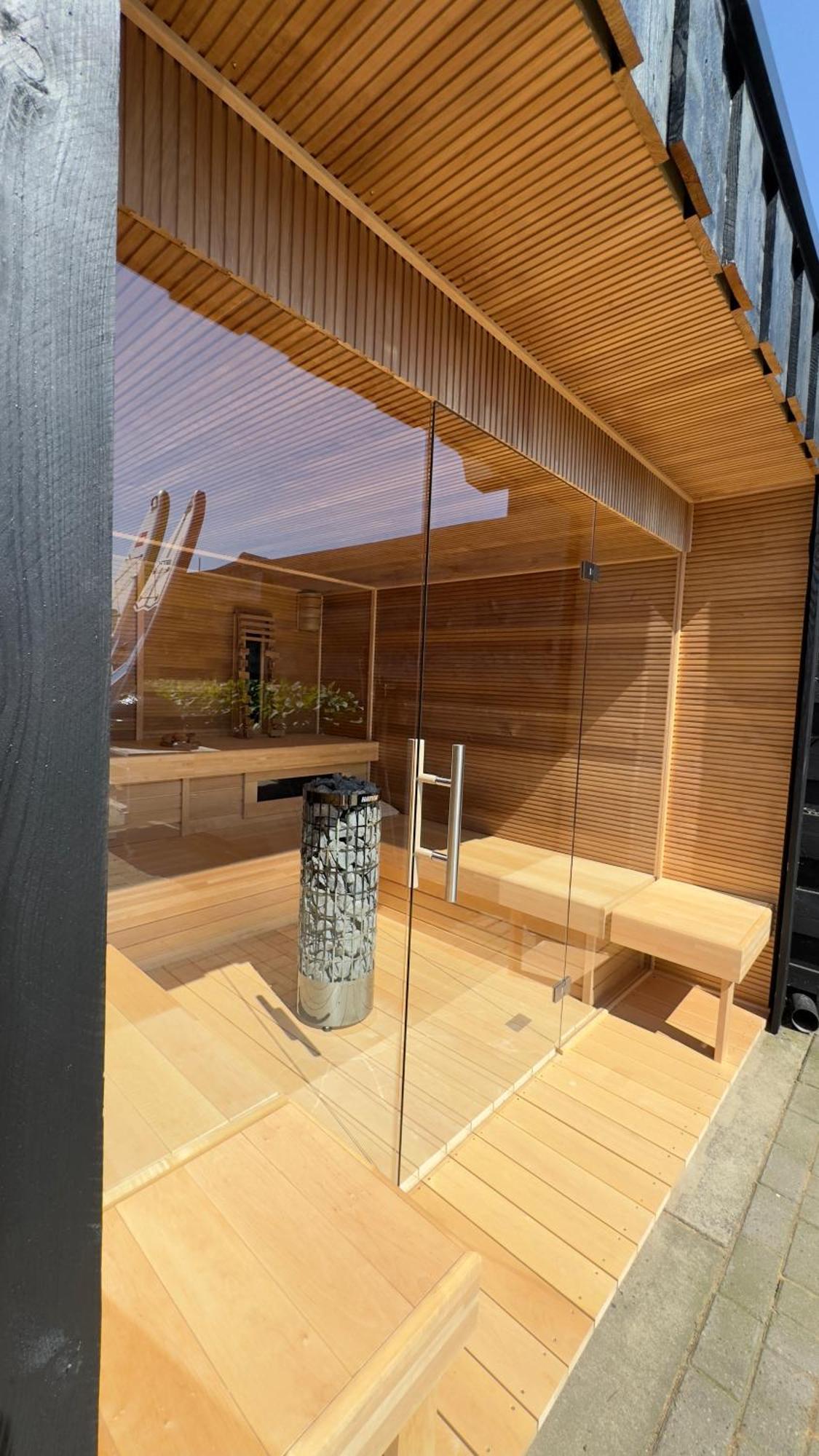 Puur Eastermar - Monumentaal, Authentiek En Luxe Koetshuis Aan Open Vaarwater Met Jacuzzi En Sauna Oostermeer Bagian luar foto