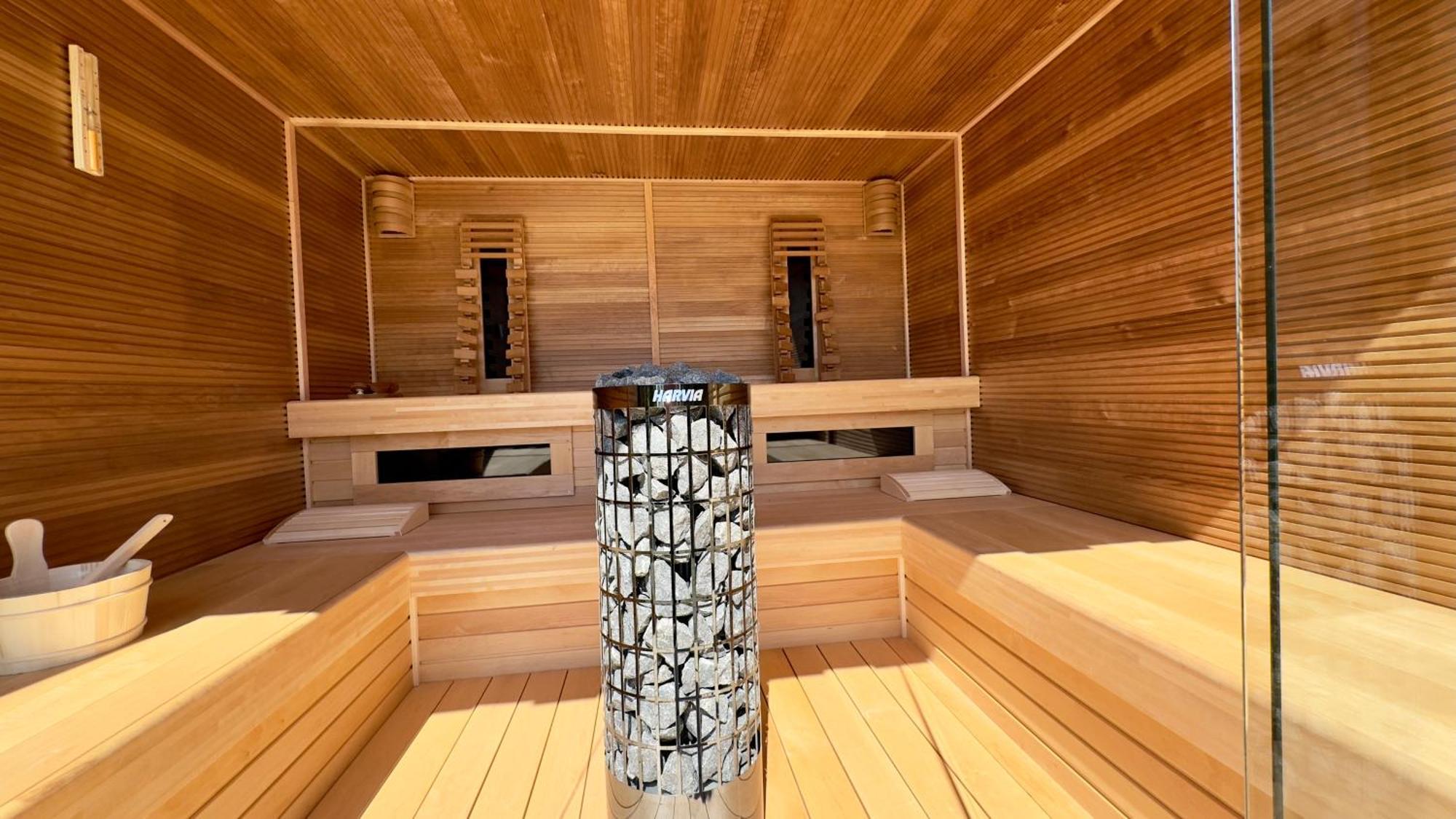Puur Eastermar - Monumentaal, Authentiek En Luxe Koetshuis Aan Open Vaarwater Met Jacuzzi En Sauna Oostermeer Bagian luar foto