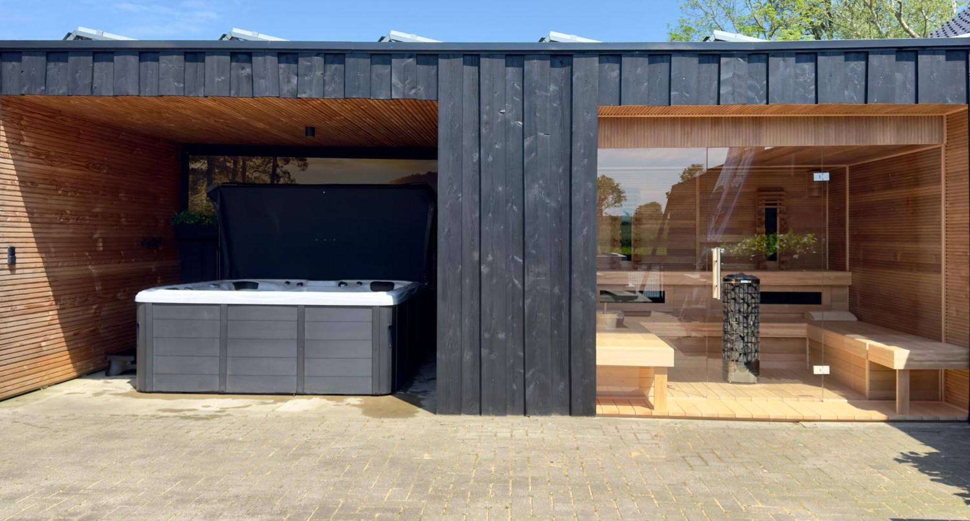 Puur Eastermar - Monumentaal, Authentiek En Luxe Koetshuis Aan Open Vaarwater Met Jacuzzi En Sauna Oostermeer Bagian luar foto